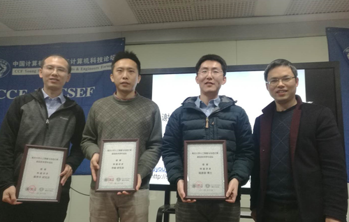 重庆大学教务处副处长张小洪为讲着颁发感谢牌 重庆大学教务处副处长张小洪为讲着颁发感谢牌